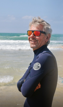 Moniteur de surf Christophe qui pose devant la plage de Biscarrosse.