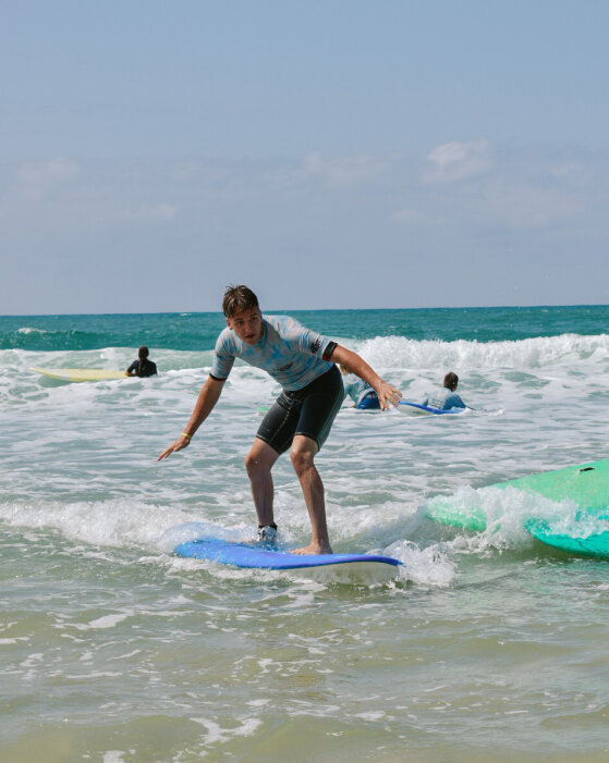 Surfeuse qui sélectionne une planche de surf à Biscarrosse Plage Nord