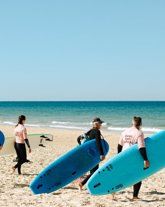 Surfeuse qui sélectionne une planche de surf à Biscarrosse Plage Nord