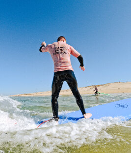 Photo d'un homme de dos sur une planche de Surf à Biscarrosse pendant un cours