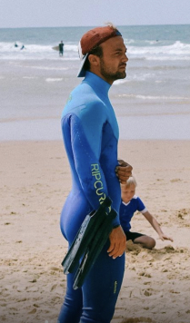 Moniteur de surf Christophe qui pose devant la plage de Biscarrosse.